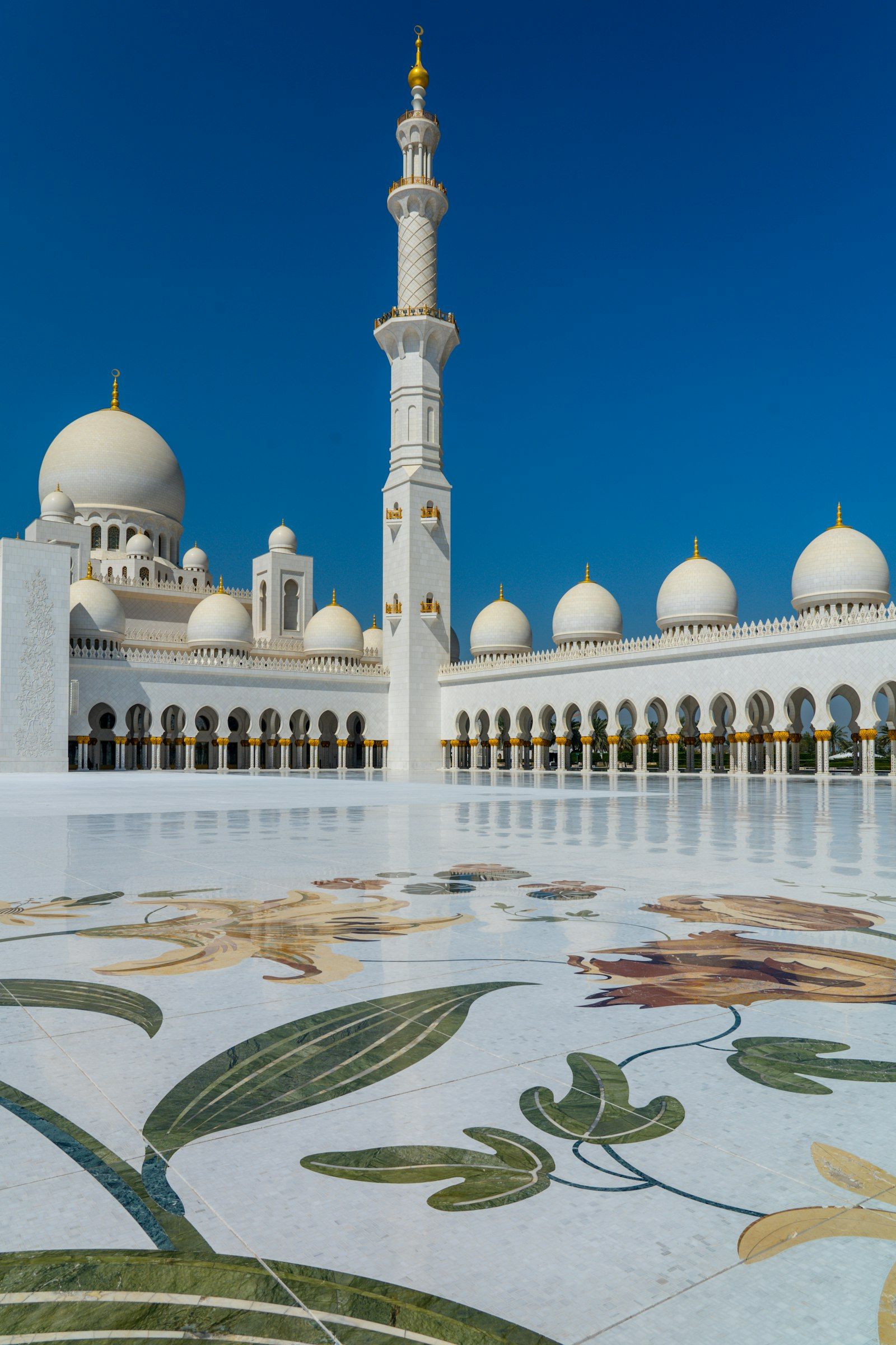 Abu Dhabi Mosque — Dubai & Abu Dhabi Explorer